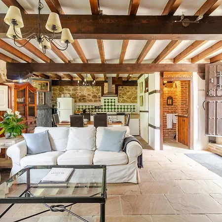 Casa De Al Lado En Villa Barcenaciones